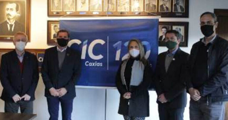 diretoria da Cicis Serra em reunião em caxias do sul