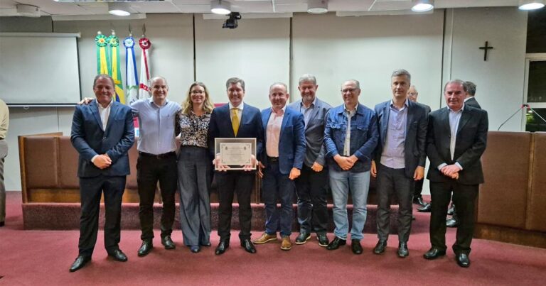 Empresário do ramo transportador e ex-presidente do CIC-BG, Consepro e da CICS Serra na gestão 2021-2023, Elton Paulo Gialdi foi homenageado pela Câmara de Vereadores na noite de segunda-feira, 16. Ele recebeu o título honorífico de Cidadão Bento-gonçalvense.